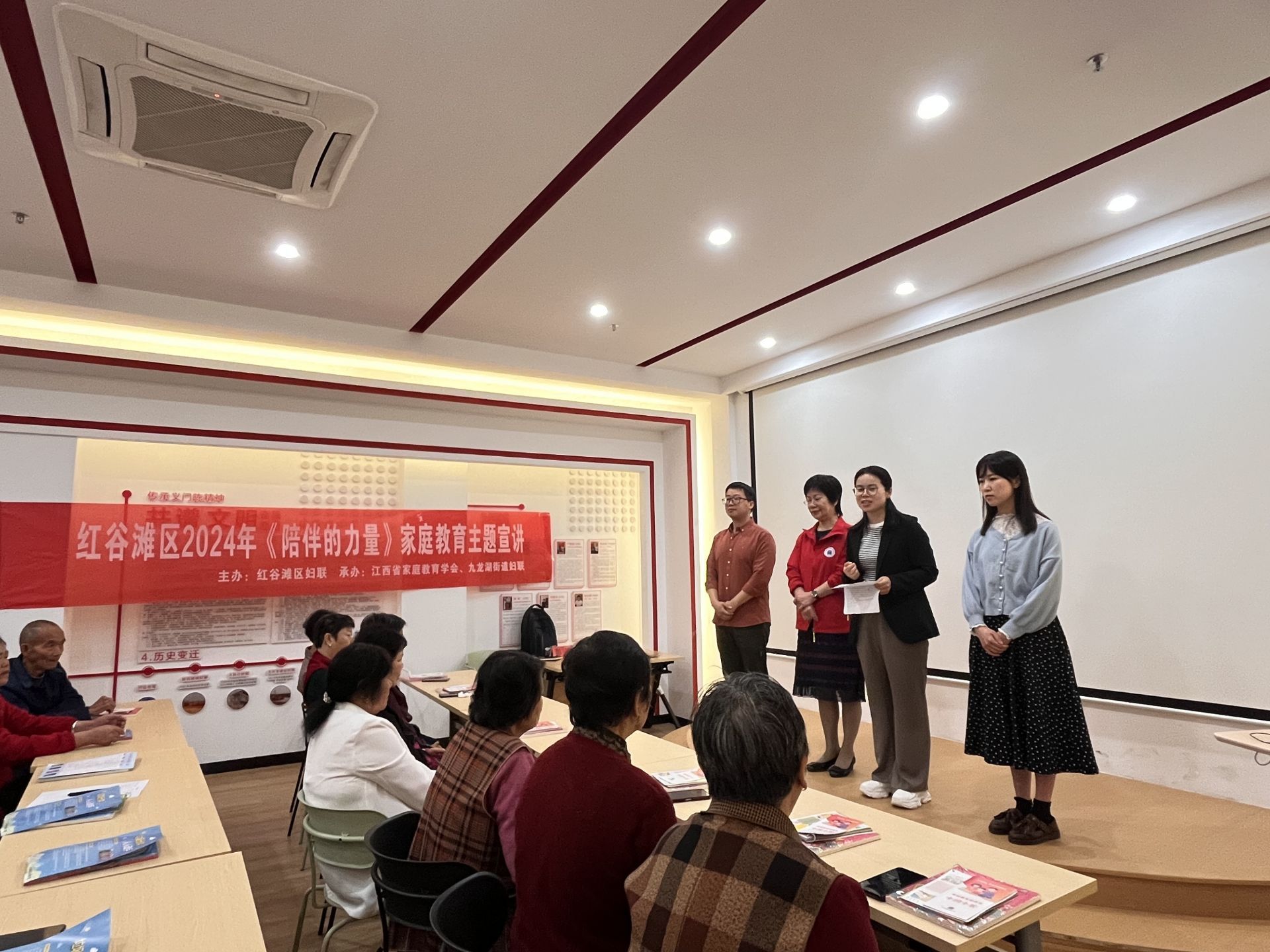 家庭教育进社区 红谷滩区妇联打通家教服务“最后500米”-江西省家庭教育学会