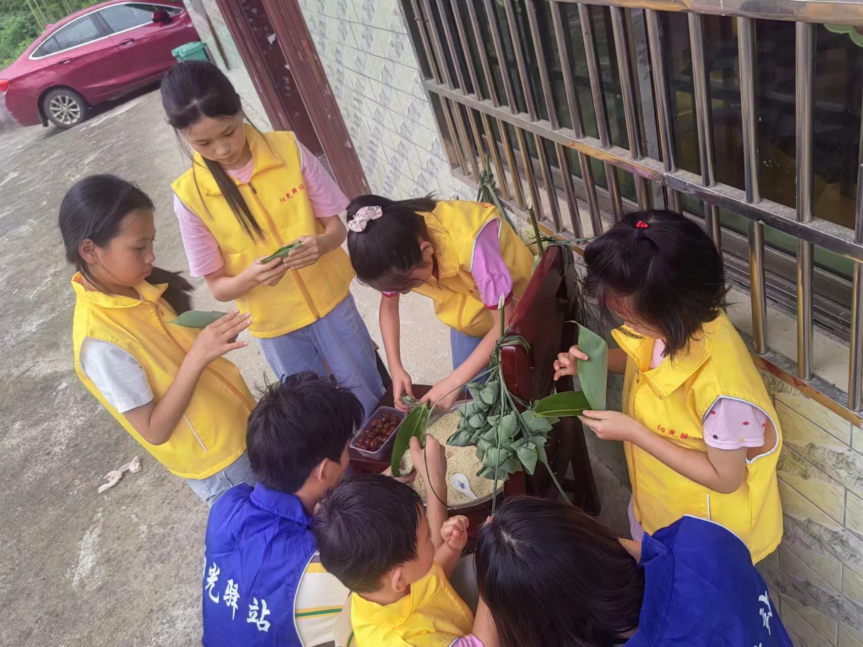 吉安市新干县界埠镇洞口村阳光驿站同爱心妈妈组织的“惜怀传统、浓情端午”活动-江西省家庭教育学会