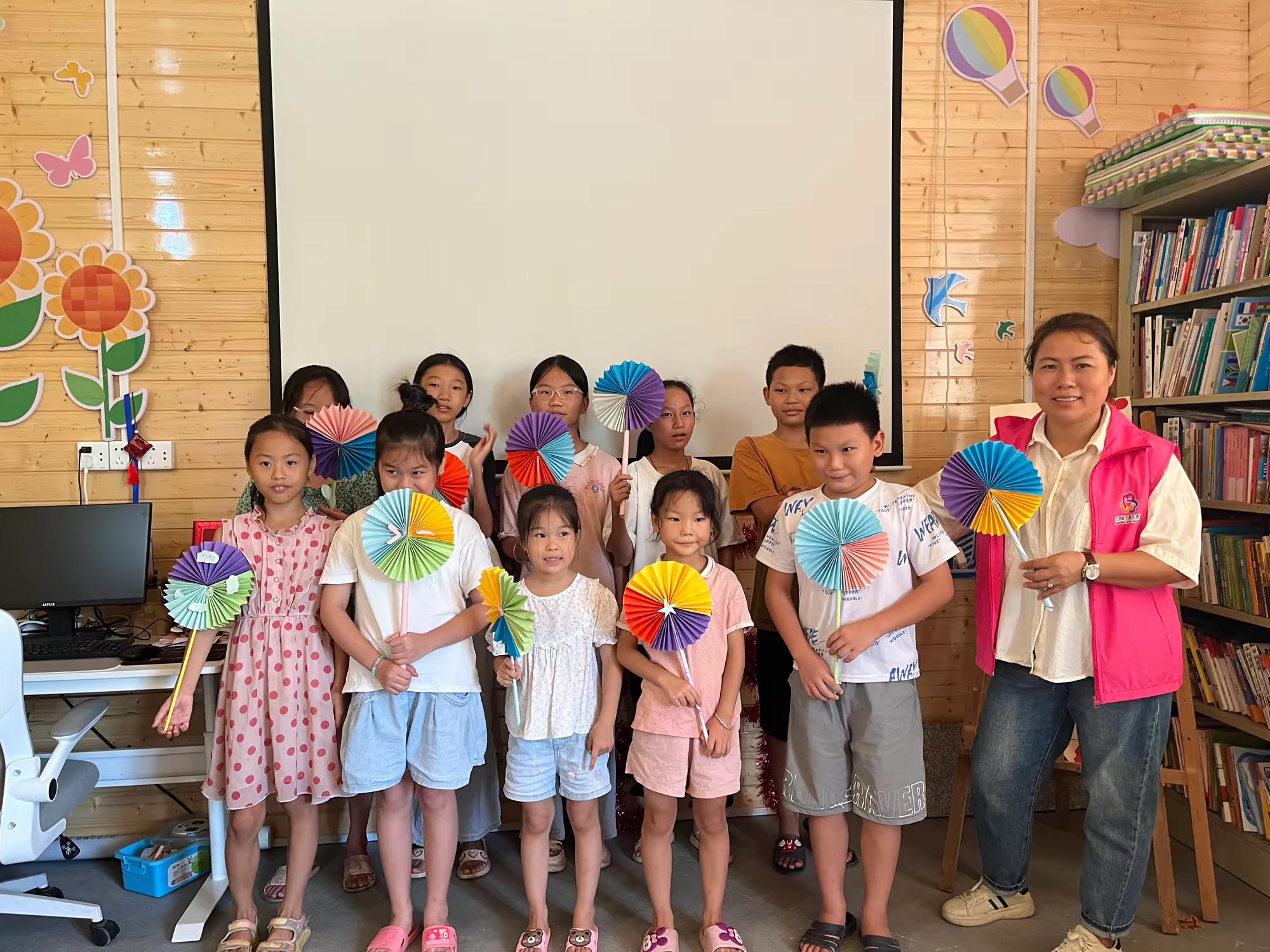 泰和县螺溪镇西岗村阳光驿站开展“多彩的蒲扇 ;水果拼拼乐;庆祝阳光驿成立一周年”主题活动集锦-江西省家庭教育学会