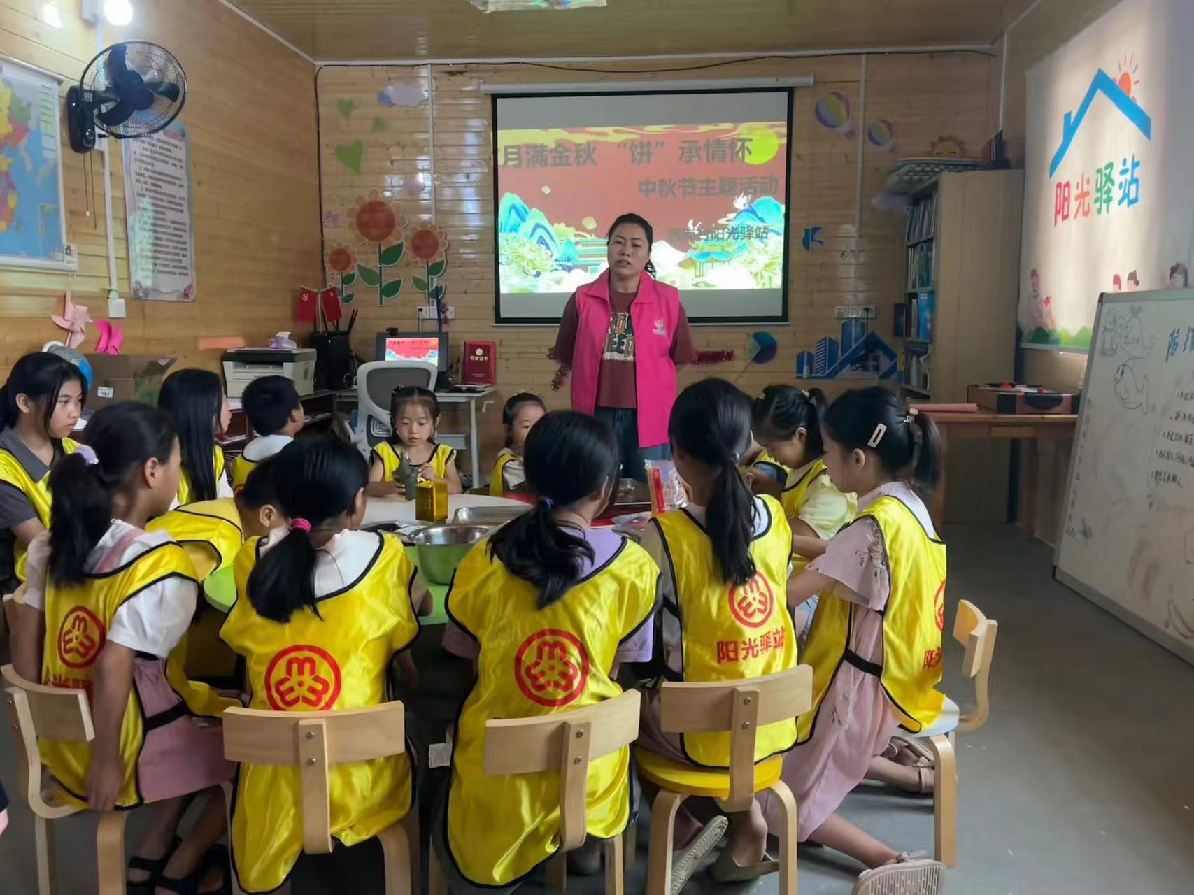 泰和县螺溪镇西岗村阳光驿站开展“月满金秋 “饼”承情怀”主题活动-江西省家庭教育学会