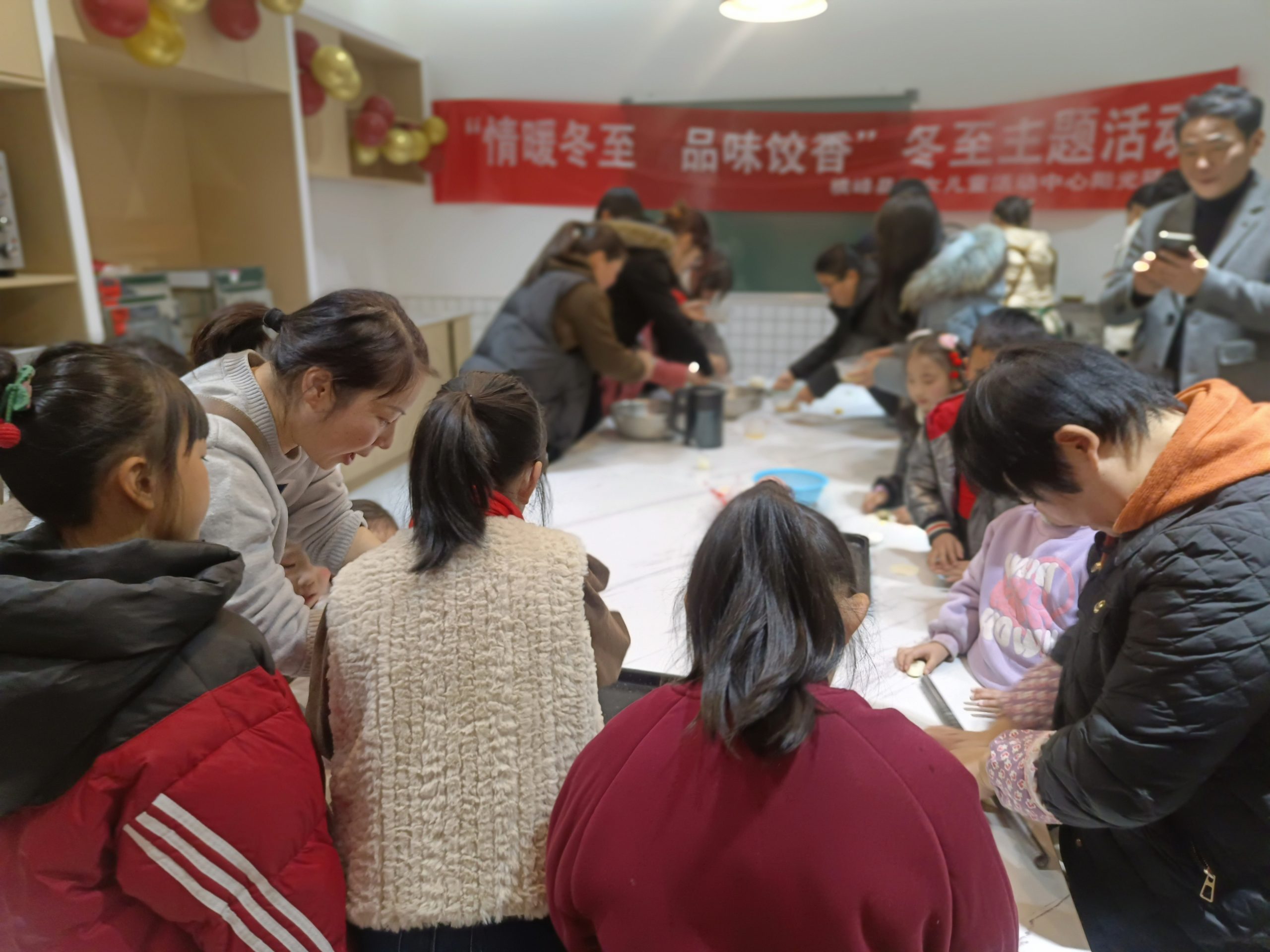 上饶市横峰县妇女儿童活动中心阳光驿站开展“情暖冬至 品味饺香”主题活动-江西省家庭教育学会