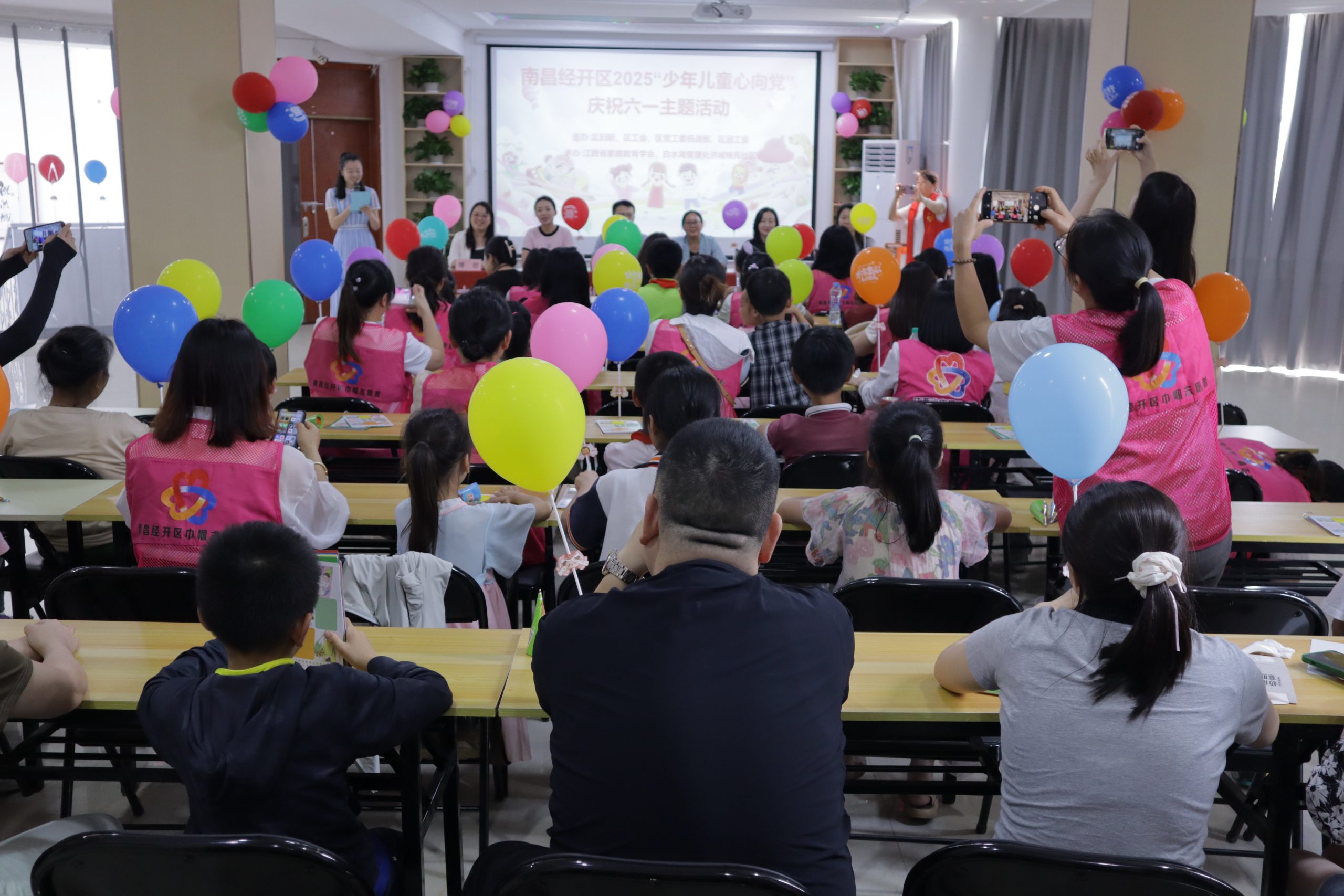 南昌经开区开展“少年儿童心向党”爱心妈妈陪我过六一主题活动 传递温暖与文化传承-江西省家庭教育学会