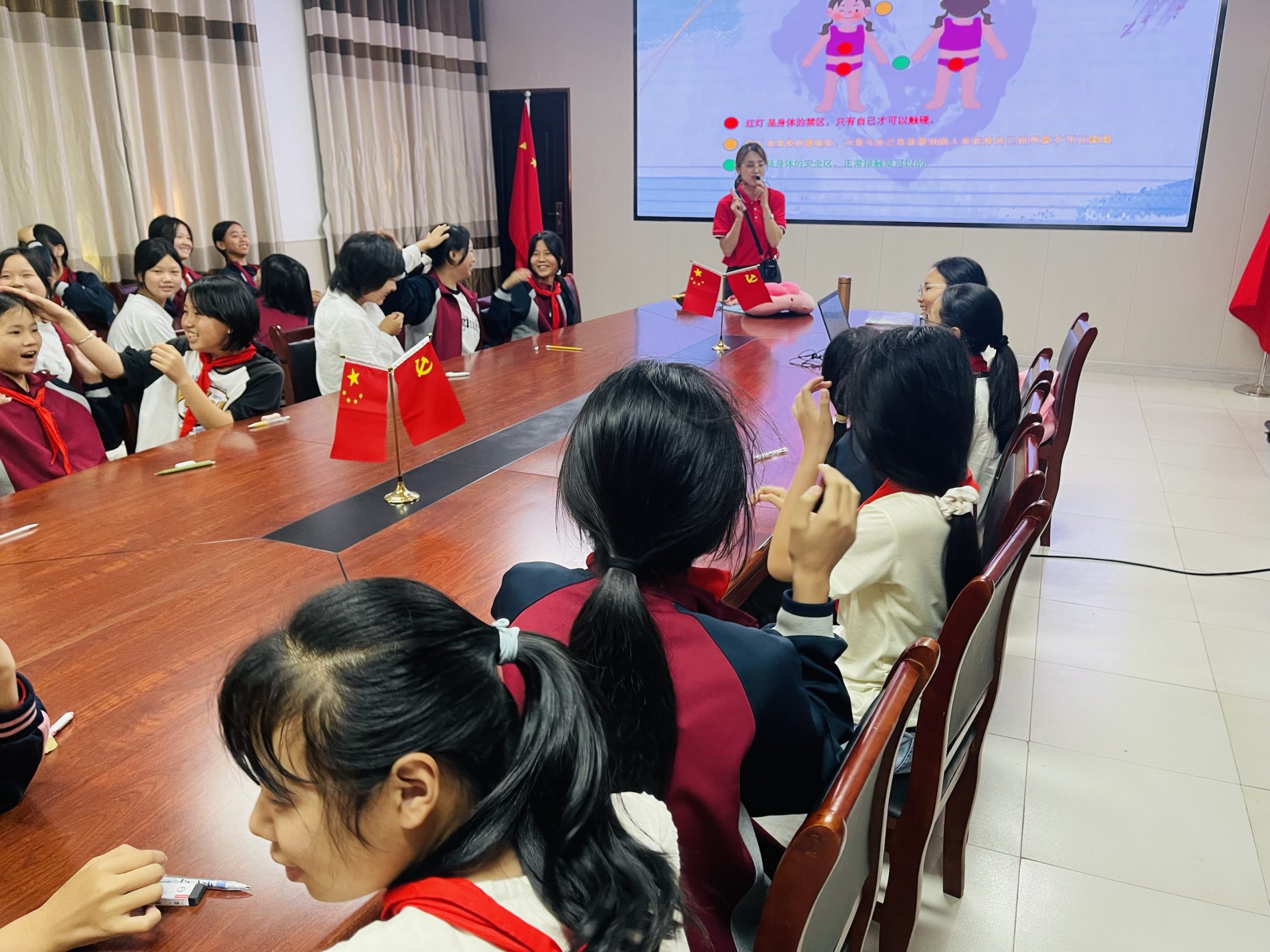 贵溪市开展“我爱我家 伴随成长”女童安全教育讲座 1000余名女生解锁自我保护“安全指南”-江西省家庭教育学会