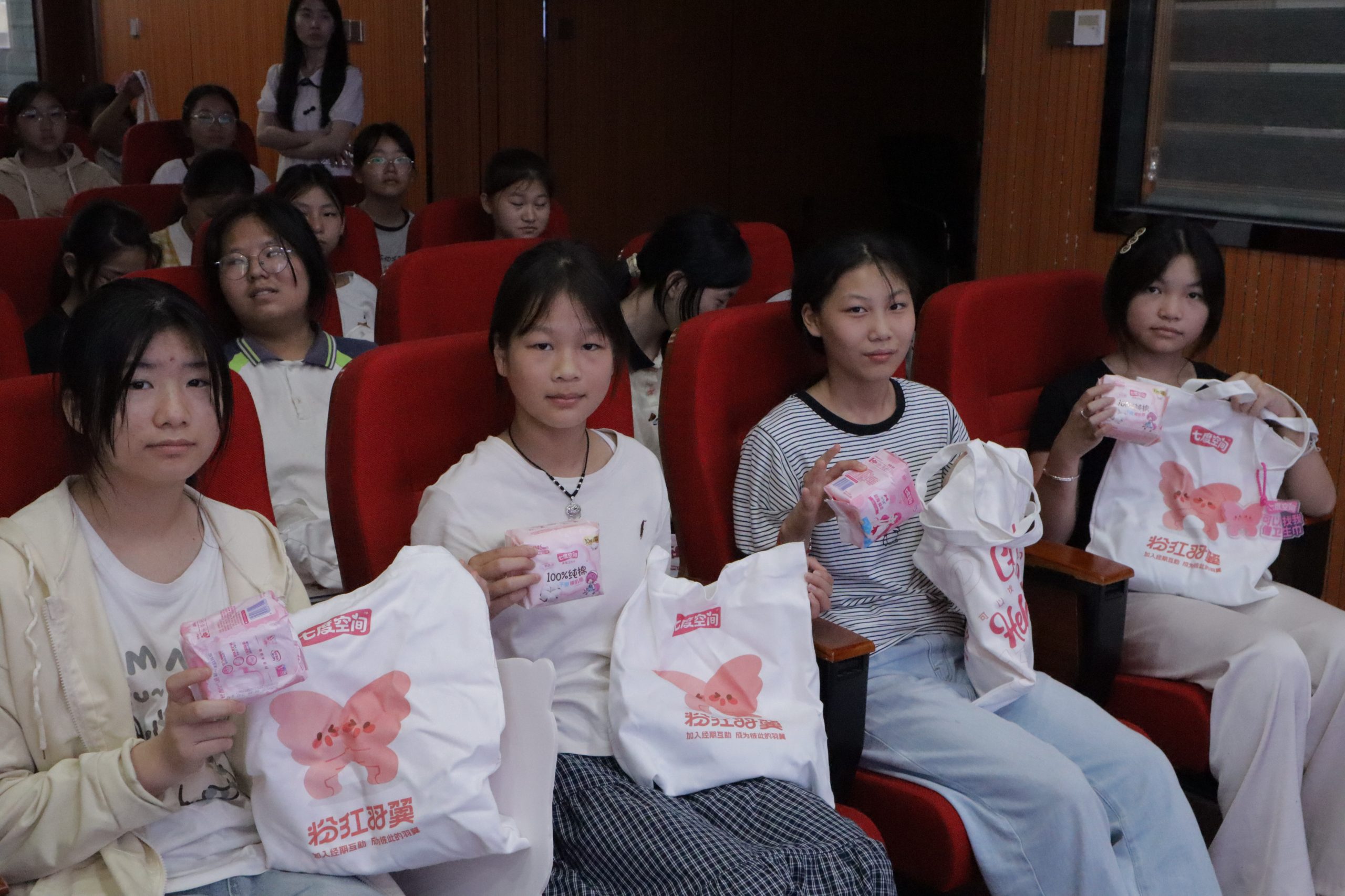 守护‘她’的青春期 红谷滩区开展女童健康教育暨卫生用品捐赠活动-江西省家庭教育学会